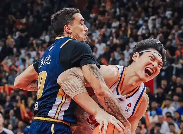 米乐-俱乐部杯上海vs广东大名单：洛夫顿、王哲林出战，奎因在列