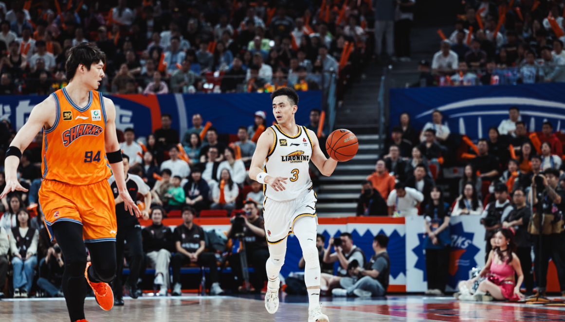 米乐下载-郭艾伦休赛期玩综艺曾遭质疑 赵继伟赛季期间拍广告为何无热议？